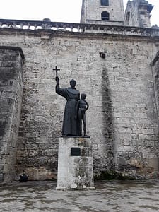 travel to cuba statue